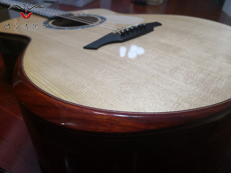型号WK-023-GA印玫背侧板客户定制款手工吉他-靠手细节