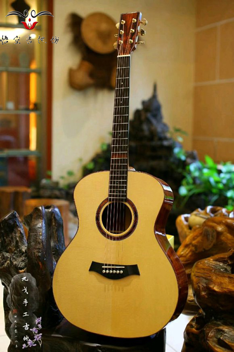 型号WK-032-OM_可可菠萝定制款手工吉他-吉他正面实拍