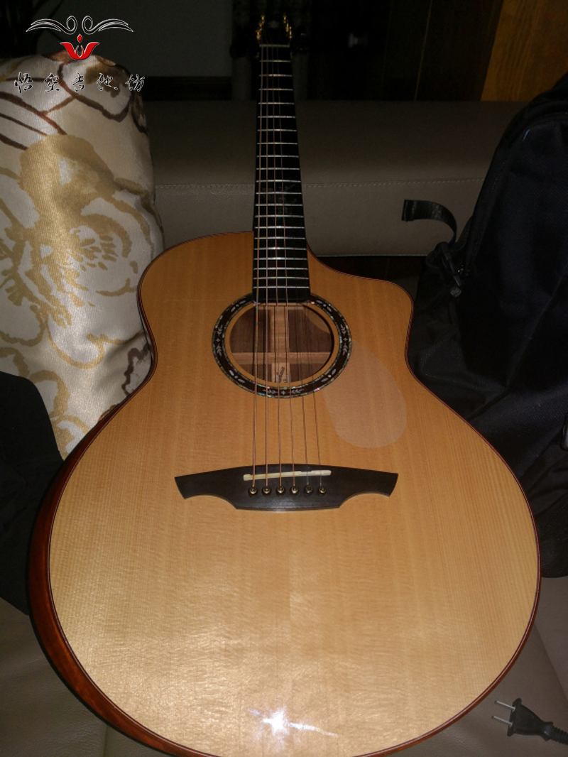 型号WK-026-GA印玫背侧板客户定制款手工吉他-正面实拍